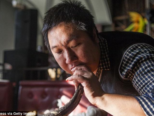 Chuyện lạ - "Rợn người" với màn nuốt động vật kịch độc của dị nhân TQ