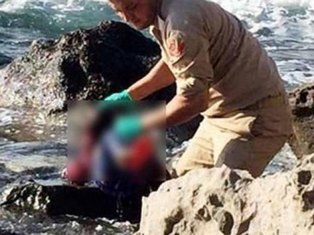 Thế giới - Đau thương bé gái Syria di cư chết đuối kẹt trong đá