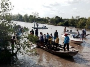 Tin tức trong ngày - Đâm vào trụ cầu, ca nô gãy đôi, 9 người thương vong