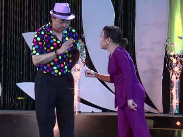 Cười 24h - Việt Hương là "gái bán hoa" lâu năm