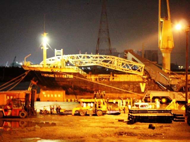 Tin tức trong ngày - TPHCM: Cần cẩu gãy đôi, đè nhiều người thương vong