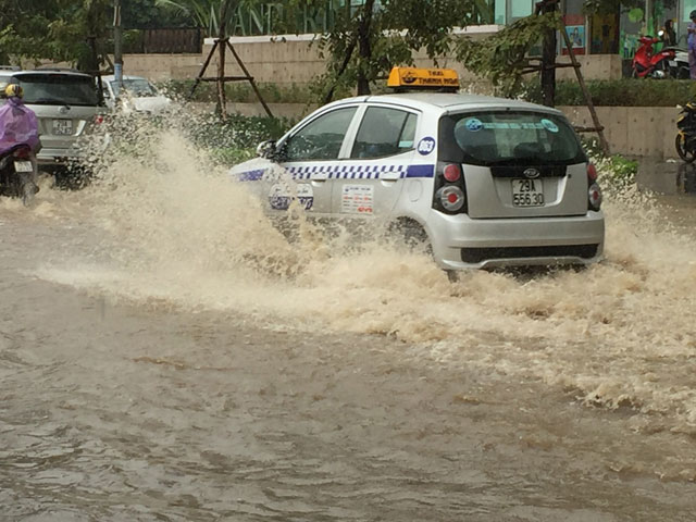 Tin tức trong ngày - Hà Nội đón mùa đông bằng cơn mưa ngập đường phố