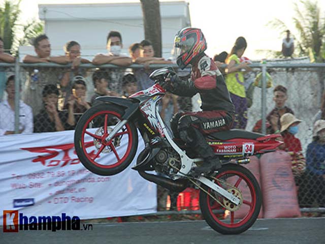 Thể thao - Tay đua rớt nước mắt vì mất chức vô địch hy hữu