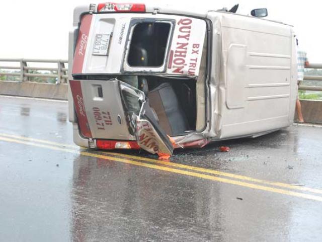 Tin tức trong ngày - Xe khách lật nhào trên quốc lộ, 4 người thương vong