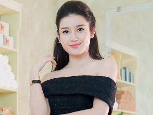 Á hậu Huyền My gợi cảm với đầm trễ vai