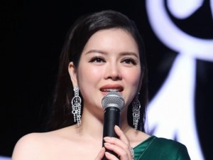 Đời sống Showbiz - Lý Nhã Kỳ đề nghị người mẫu bỏ show nói lời xin lỗi