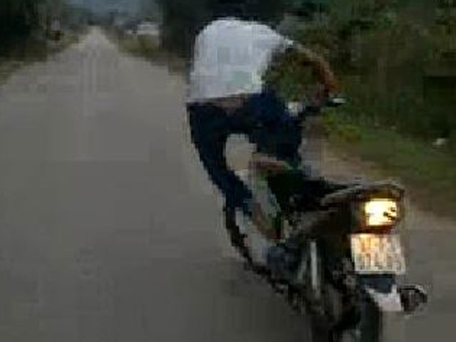 Truy tìm thanh niên liều mạng bỏ tay lái để xe máy tự chạy