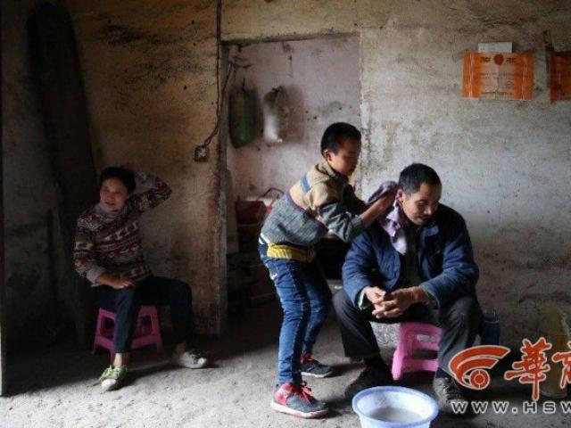 Bạn trẻ - Cuộc sống - Bé 13 tuổi chăm bố mẹ mù khiến hàng triệu người xúc động