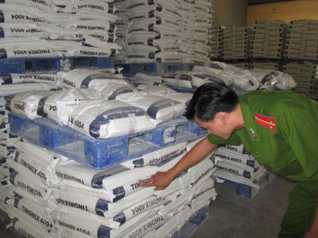 Thị trường - Tiêu dùng - Đột kích kho thức ăn chăn nuôi nghi có chất cấm