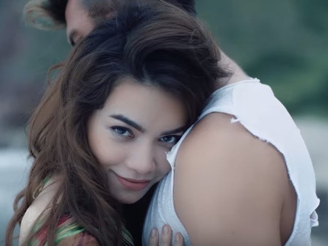 Người mẫu - Hoa hậu - Hà Hồ tình tứ ôm trai Tây trong MV "Định mệnh"