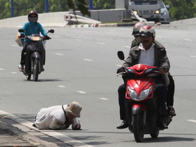 Tin tức trong ngày - Tức mắt cảnh bán vé số theo kiểu... ăn xin!