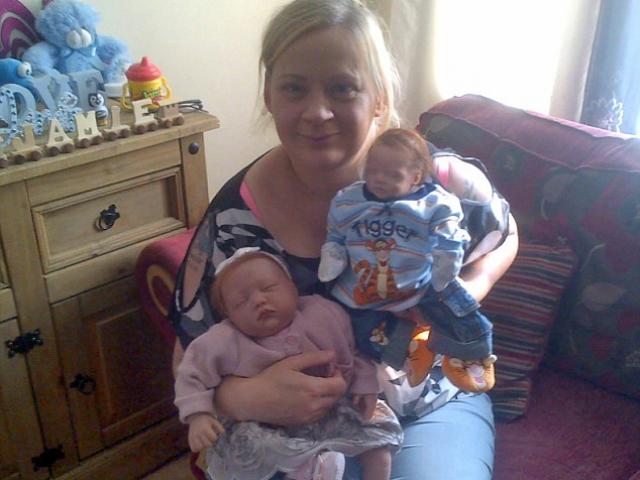 Bạn trẻ - Cuộc sống - Đau đớn vì sảy thai, bà mẹ coi búp bê như con ruột