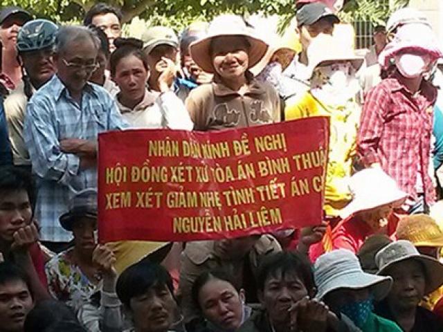 Pháp luật - Dân căng băng rôn xin xử nhẹ bị cáo giết vợ và cha vợ