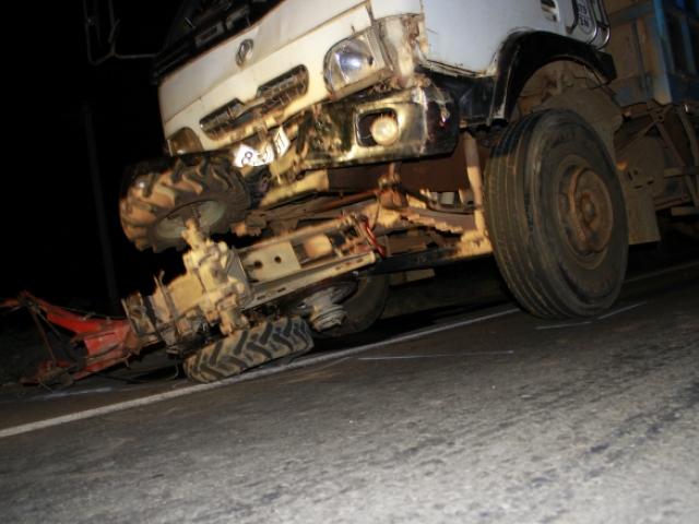 Tin tức trong ngày - Hiện trường kinh hoàng vụ xe tải tông công nông