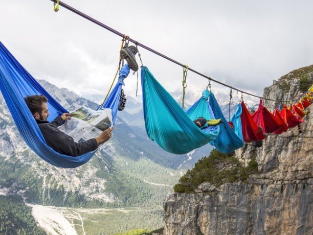 Phi thường - kỳ quặc - Nhóm "dị nhân" mắc võng ngủ trên... không trung