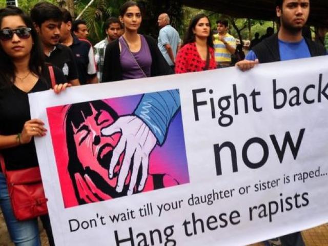 4 nam sinh Ấn Độ cưỡng hiếp tập thể bạn nữ cùng lớp