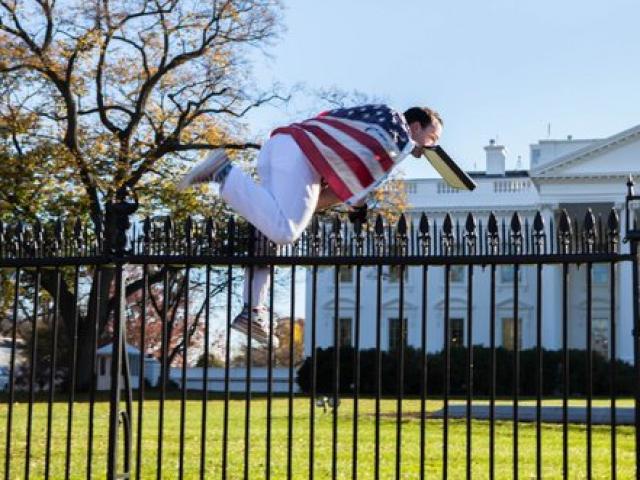 Thế giới - Quấn cờ Mỹ quanh người trèo vào Nhà Trắng để "được chết"