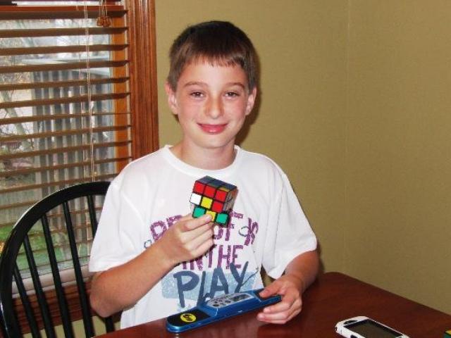 Thế giới - Thiếu niên Mỹ giải rubik nhanh như điện, phá kỉ lục TG