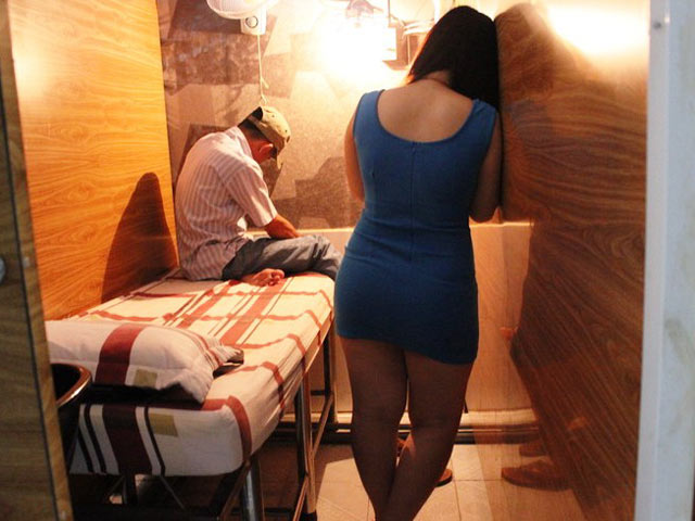 Pháp luật - Bắt quả tang nhân viên tiệm hớt tóc kích dục cho khách