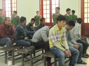 Pháp luật - &quot;Thủ lĩnh&quot; nhóm 23 người ném mìn vào lễ ăn hỏi lãnh án tù