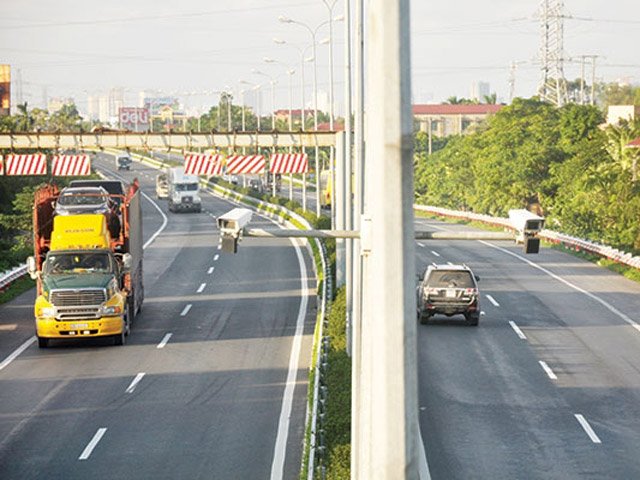 Tin tức trong ngày - Đề xuất hoàn vốn từ thu phí “phạt nguội” trên cao tốc