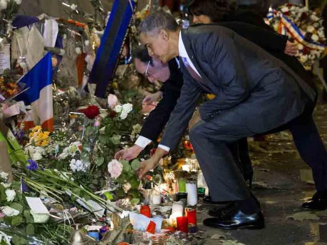 Thế giới - Obama đặt hoa hồng trắng viếng nạn nhân khủng bố Paris
