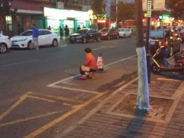Giới trẻ - Con trai bắt bố mẹ ngồi giữa trời lạnh để xí chỗ đậu xe