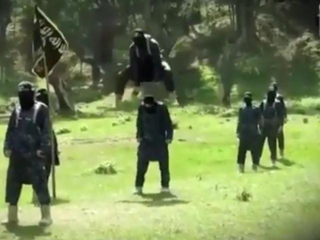 Thế giới - Video IS tập luyện bằng cách đá vào hạ bộ