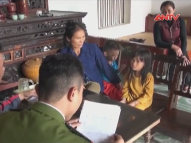 Video An ninh - Ngáo đá “giở trò” với chị họ, khống chế bé 5 tuổi làm con tin