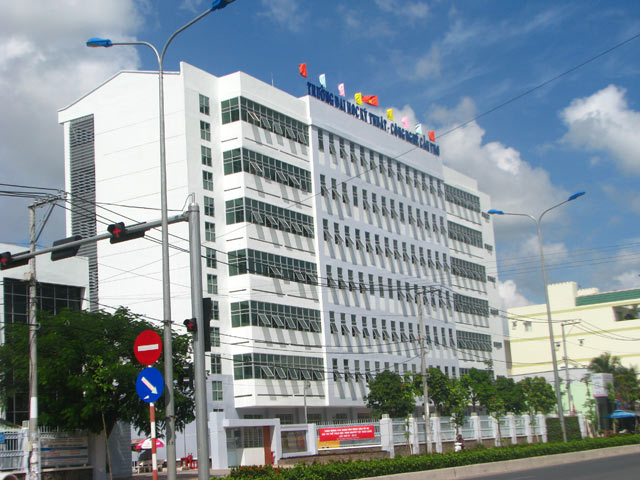 Tin tức trong ngày - Hoãn "xử" giảng viên "nói xấu" trường trên Facebook