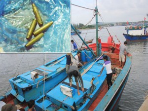 Tin tức trong ngày - Cận cảnh vết tích trên tàu cá có ngư dân bị bắn chết