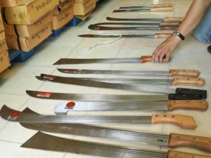 Phát hiện hàng nghìn mã tấu trong công ty kim khí