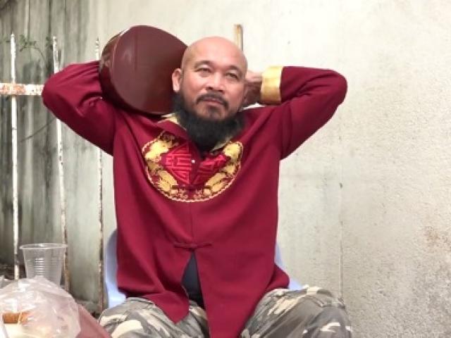 Phi thường - kỳ quặc - Clip người đàn ông chơi đàn sau gáy "có một không hai"