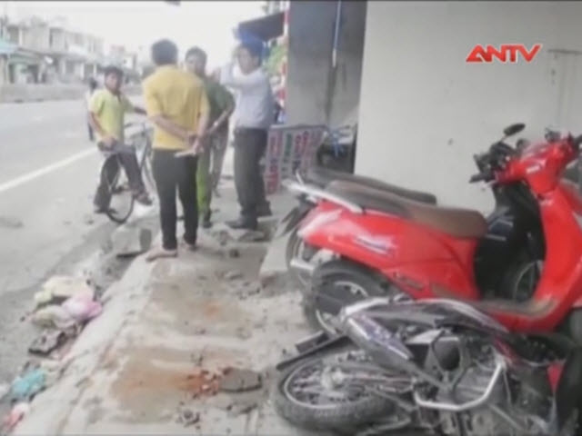 Video An ninh - Clip: Ô tô nổ lốp, cày nát vỉa hè