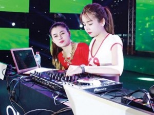 Giới trẻ - Góc khuất nghề DJ: Cạm bẫy sau ánh đèn mờ