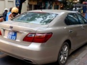 Pháp luật - Tạm giữ xe Lexus biển xanh nghi mang BKS giả