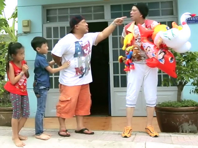 Video Clip Cười - Bảo Chung "chia bánh" cho trẻ con