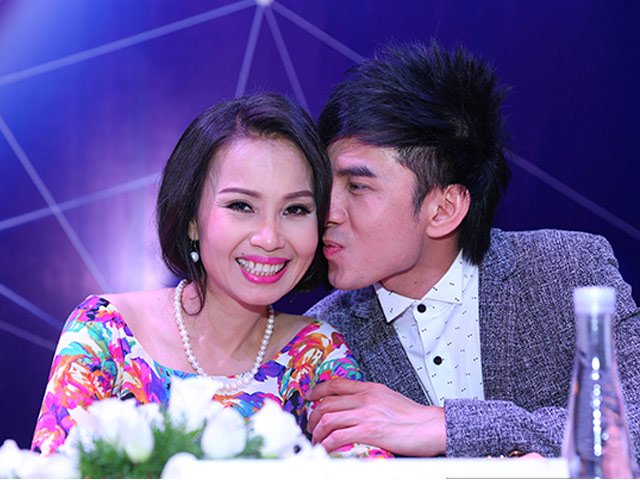 Ca nhạc - MTV - Cẩm Ly "thân mật" Đan Trường trước mặt chồng