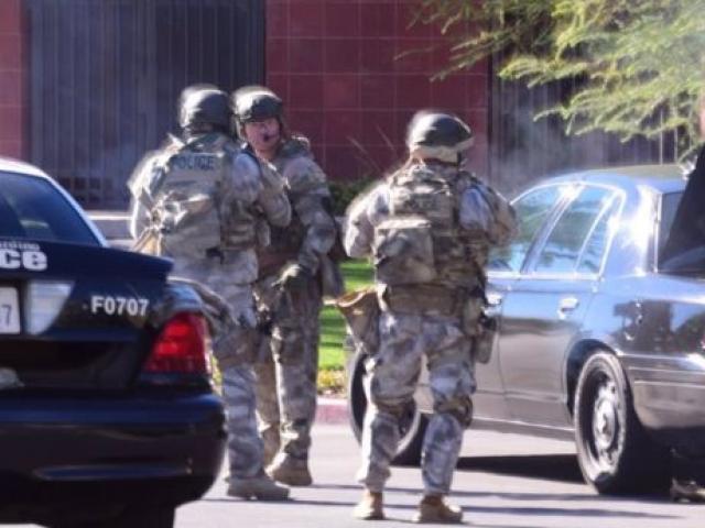 Thế giới - Xả súng chết 14 người ở Mỹ: Bắt nghi phạm thứ 3