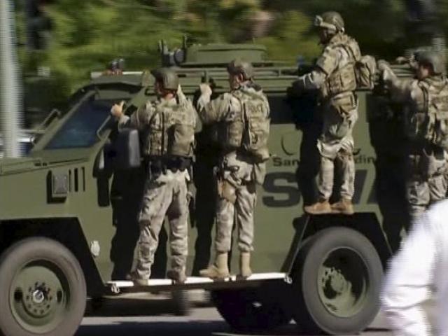 Thế giới - Ảnh: Cuộc săn đuổi kẻ xả súng bắn chết 14 người tại Mỹ