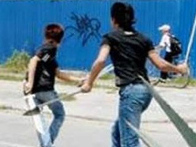 Pháp luật - Ẩu đả, 1 thanh niên chết với hơn 10 nhát dao trên người