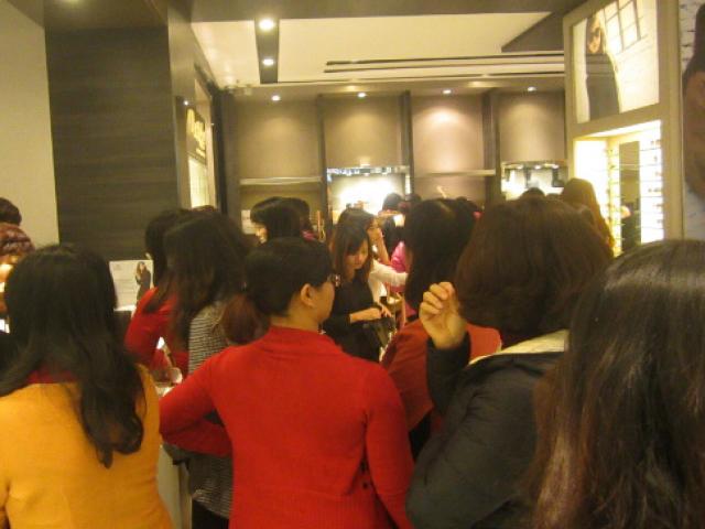 Thị trường - Tiêu dùng - Black Friday Hà Nội: Chen lấn đổ canh, "bẹp ruột" chờ thanh toán