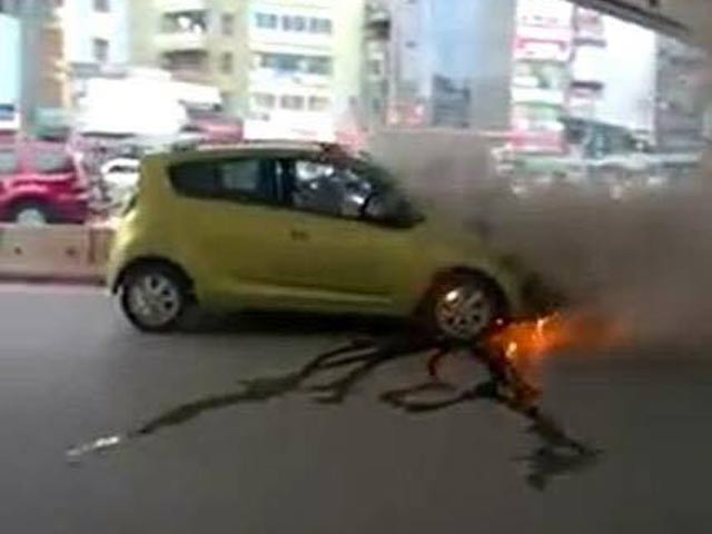 Tin tức trong ngày - HN: Hai người đàn ông lao mình thoát khỏi ô tô bốc cháy