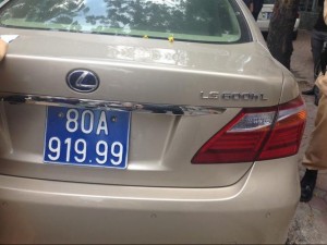 Pháp luật - Biển xanh siêu đẹp gắn trên xe Lexus tiền tỷ là hàng giả