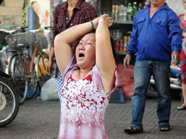 Tin tức trong ngày - Phụ nữ quỳ lạy trong vụ cháy ở trung tâm TP.HCM nói gì?