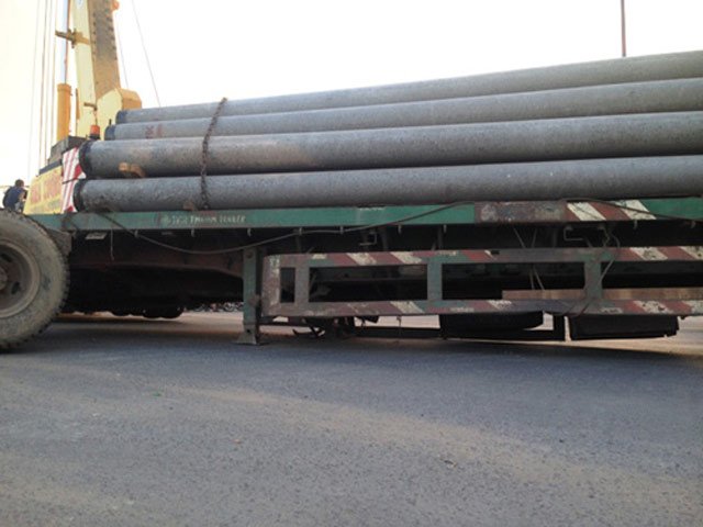 Tin tức trong ngày - TP.HCM: 2 xe đầu kéo "làm xiếc" trên đường lúc sáng sớm