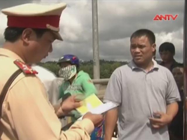 Video An ninh - Phạt tiền, tước bằng lái tài xế không cứu người bị nạn
