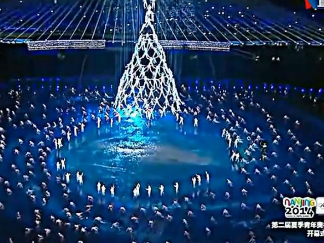 Phi thường - kỳ quặc - Clip 5.000 người xếp hình thành cây thông Noel tuyệt đẹp