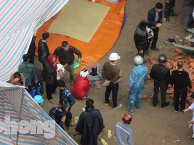 Tin tức trong ngày - Người nhà khóc ngất bên thi thể nạn nhân vụ rơi vận thăng