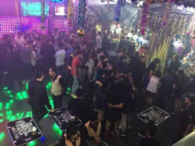Tin tức trong ngày - Dân chơi tháo chạy, vứt ma túy trong quán bar ở Sài Gòn